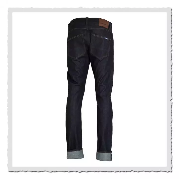 Dunkelblaue Jeans in Rückansicht auf weißem Hintergrund mit Gesäßtaschen, Lederpatch und hellen Beinumschlägen