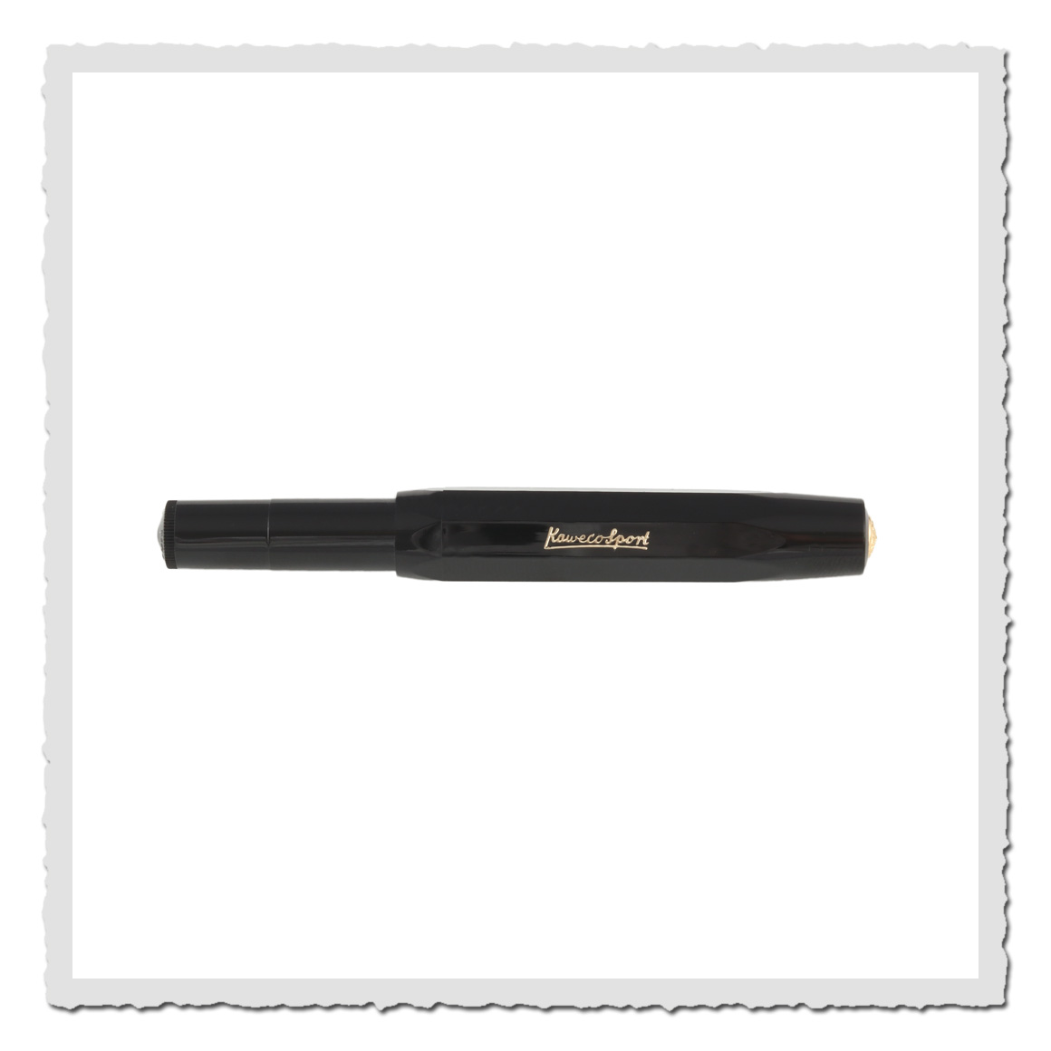 Geschlossener Kaweco Classic Sport Füllfederhalter Schwarz mit goldfarbenem Logo in Seitenansicht