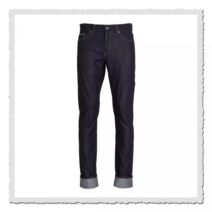 Dunkelblaue Jeans in Vorderansicht auf weißem Hintergrund mit braunen Nähten und hell umgeschlagenen Säumen.