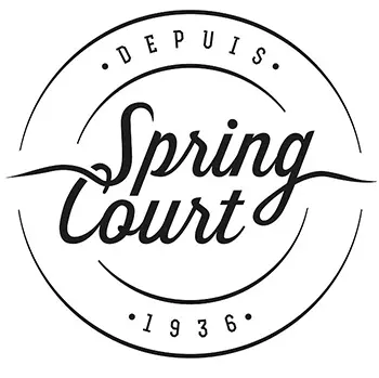 Traditionsmarke Spring Court seit 1936 Schwarz-weißes Markenlogo von Spring Court, seit 1936, mit kreisförmigem Design