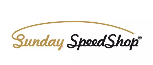 Logo des Sunday SpeedShop mit geschwungener goldener Linie über dem Schriftzug.