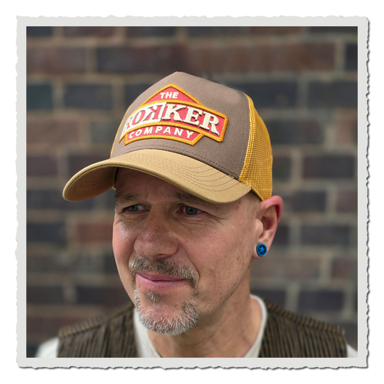 The Rokker Company Ridge Trucker Cap brown – braune Cap mit gelbem Mesh und Logo-Patch