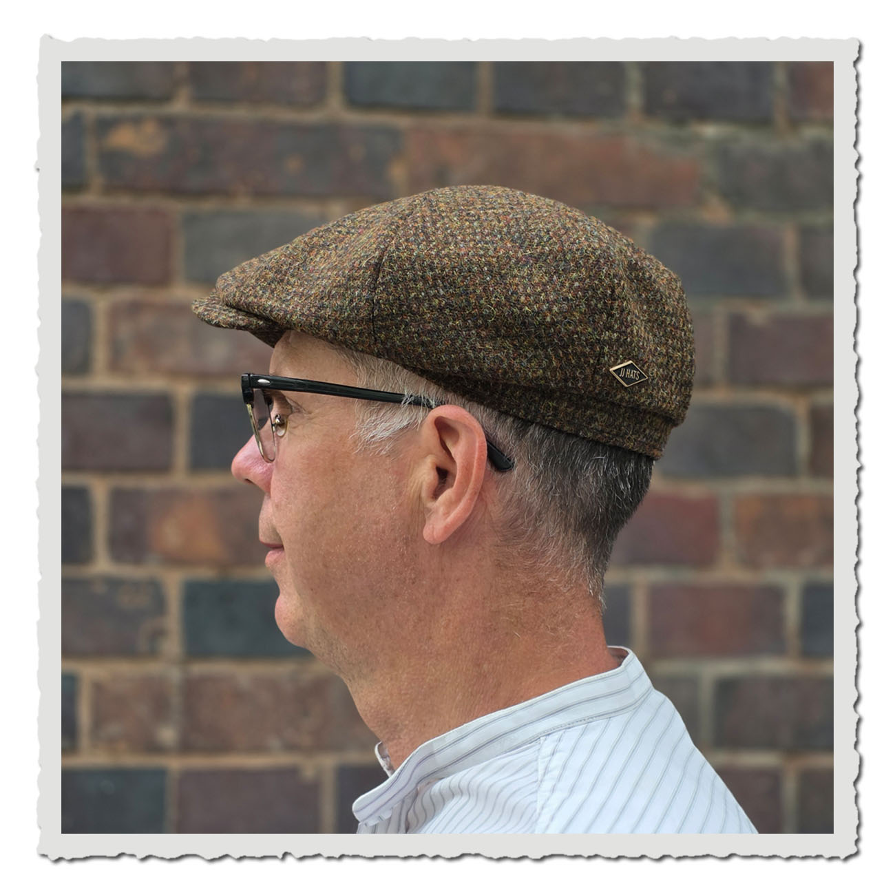 Seitenansicht einer klassischen Newsboy Cap von JJ Hats aus Harris Tweed. Die Mütze ist in 8-Panel-Form gefertigt, zeigt ein feines Karomuster in Braun- und Grüntönen und ist seitlich mit einem kleinen Markenemblem versehen.
