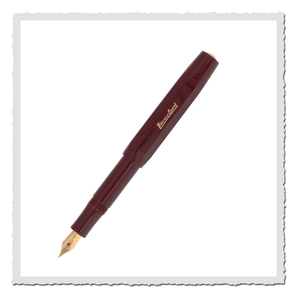 Kaweco Füllfederhalter Classic Sport Bordeaux mit goldfarbener Feder geöffnet auf weißem Hintergrund