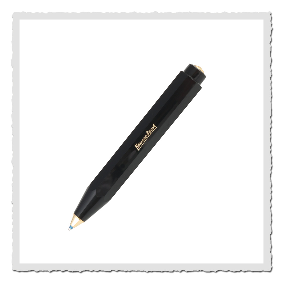 Schwarzer Kaweco Kugelschreiber Classic Sport mit goldfarbenem Logo seitlich auf weißem Hintergrund